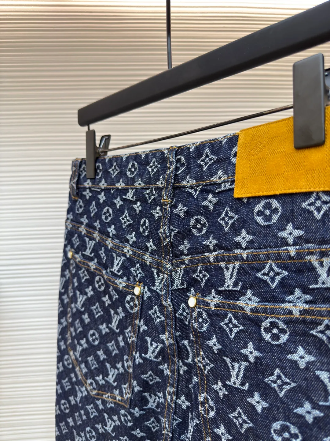 LOUIS VUITTON presbyopic all-over printed jeans ●Authentic product: Purchased and developed by 16639 ●Item number: 1680009-B35 ●Fabric: Denim denim fabric ●Technology: Jacquard production ●Version: Fitted version ●Weight: about 850 grams ●Size: 30-32-34-36 ●Description: The fabric is made of denim, full of Monogram jacquard pattern, and is decorated with hot-drilling technology to form the brand's classic pattern. The waist is made of old flocked leather tags, and the hardware is molded. The overall routing is straight and delicate. The fabric is comfortable and soft, and the color is consistent without color difference. It can be matched with the same style to create a fashionable look and control various occasions. Customized accessories, complete with three standards, same style for men and women.